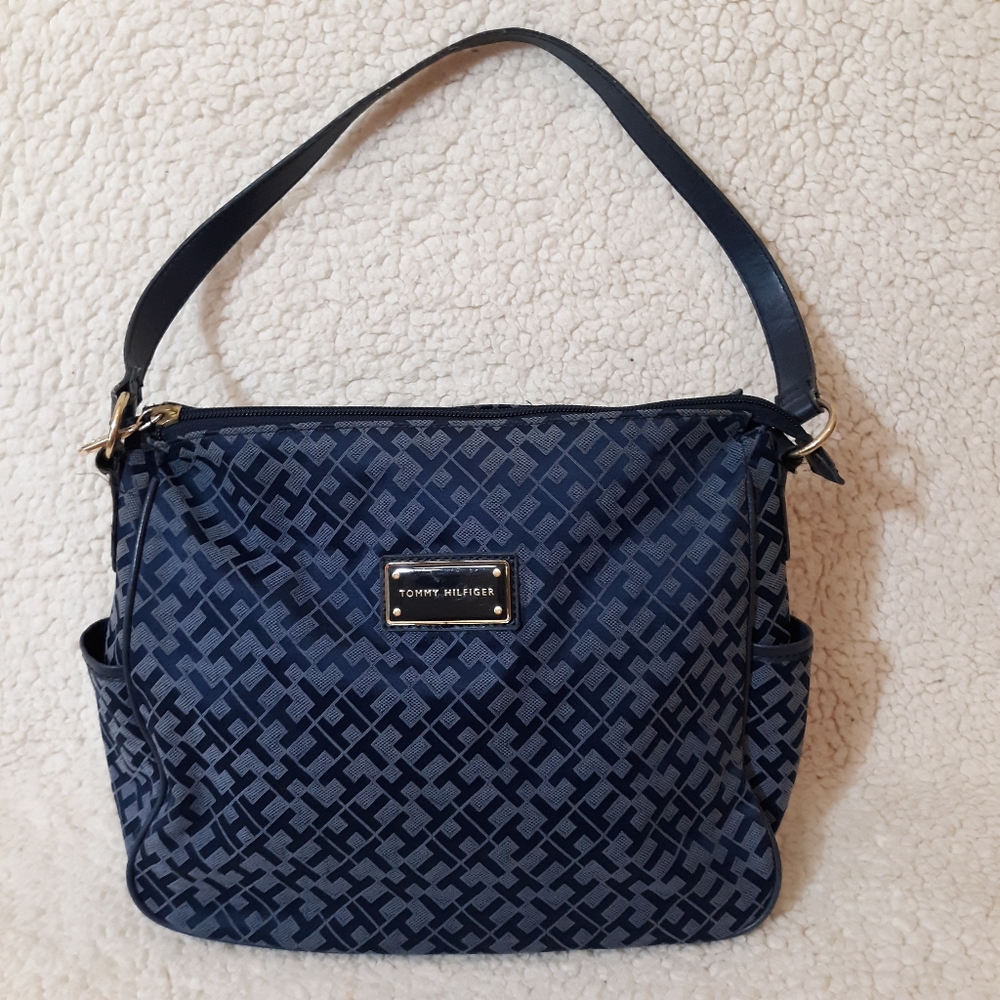 HILFIGER ALL OVER LOGO SHOULDER BAG. VEC
